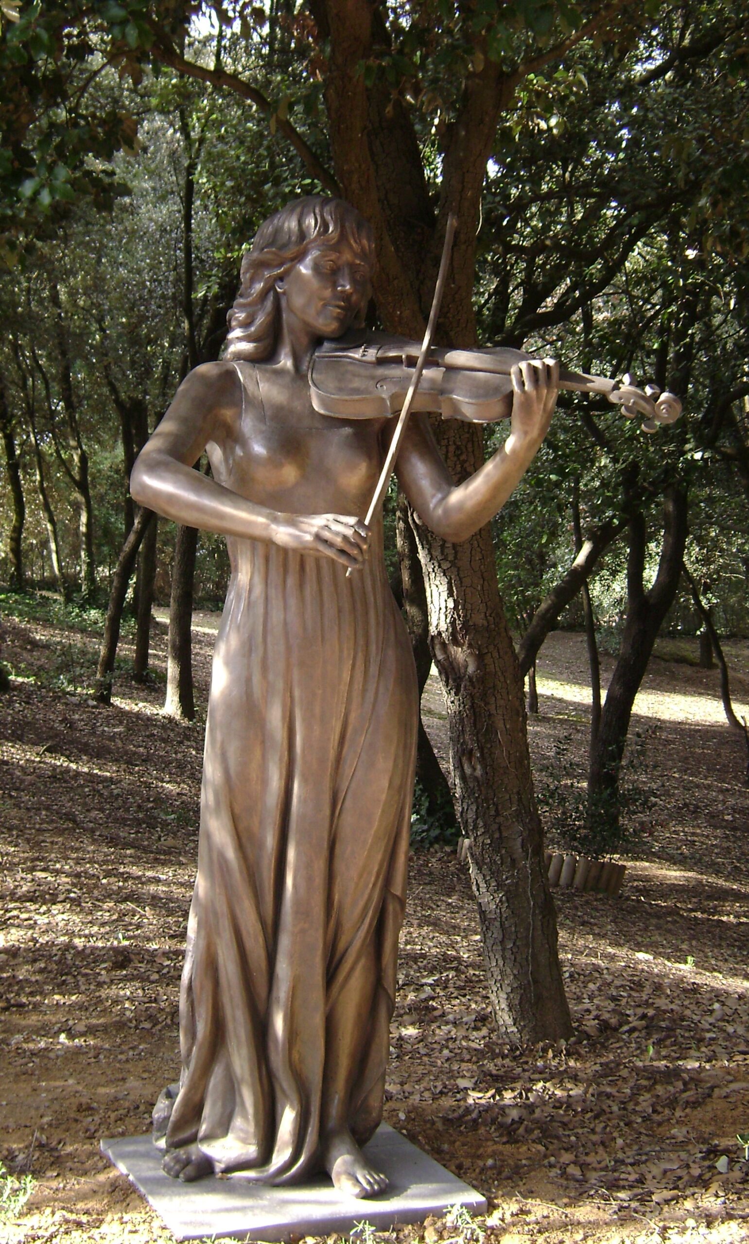 Imatge al·legòrica de la música, a Girona, en bronze