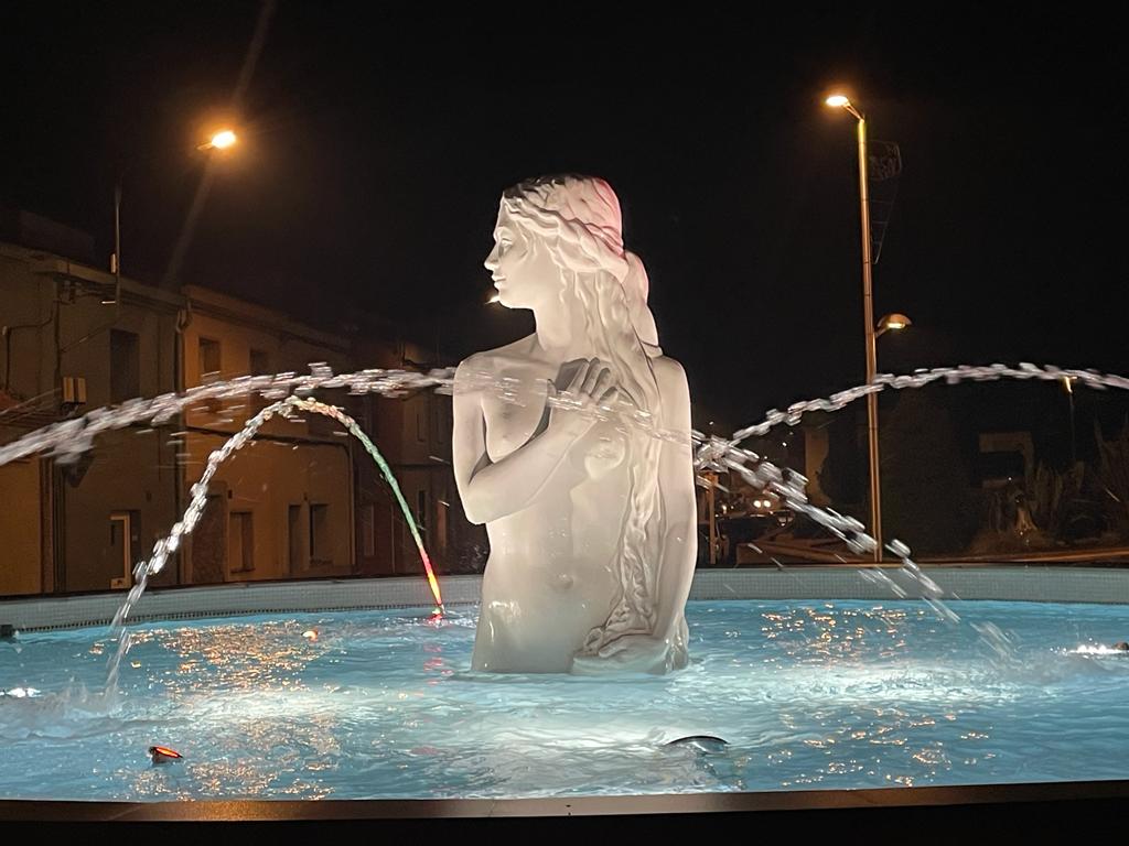 L'escultura ja col·locada en el seu lloc definitiu