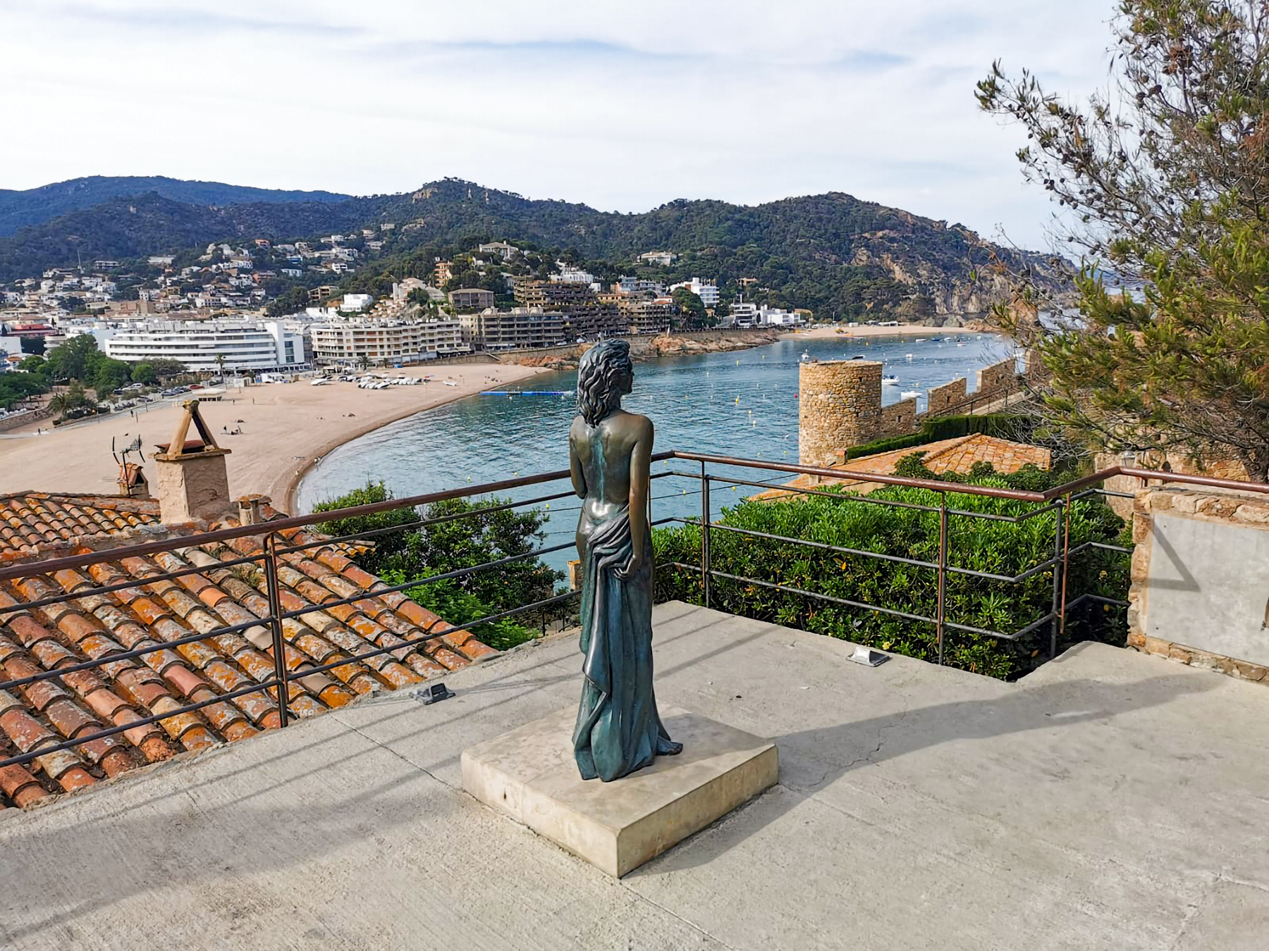 Ava Gardner mirant al mar, a Tossa, en el seu emplaçament