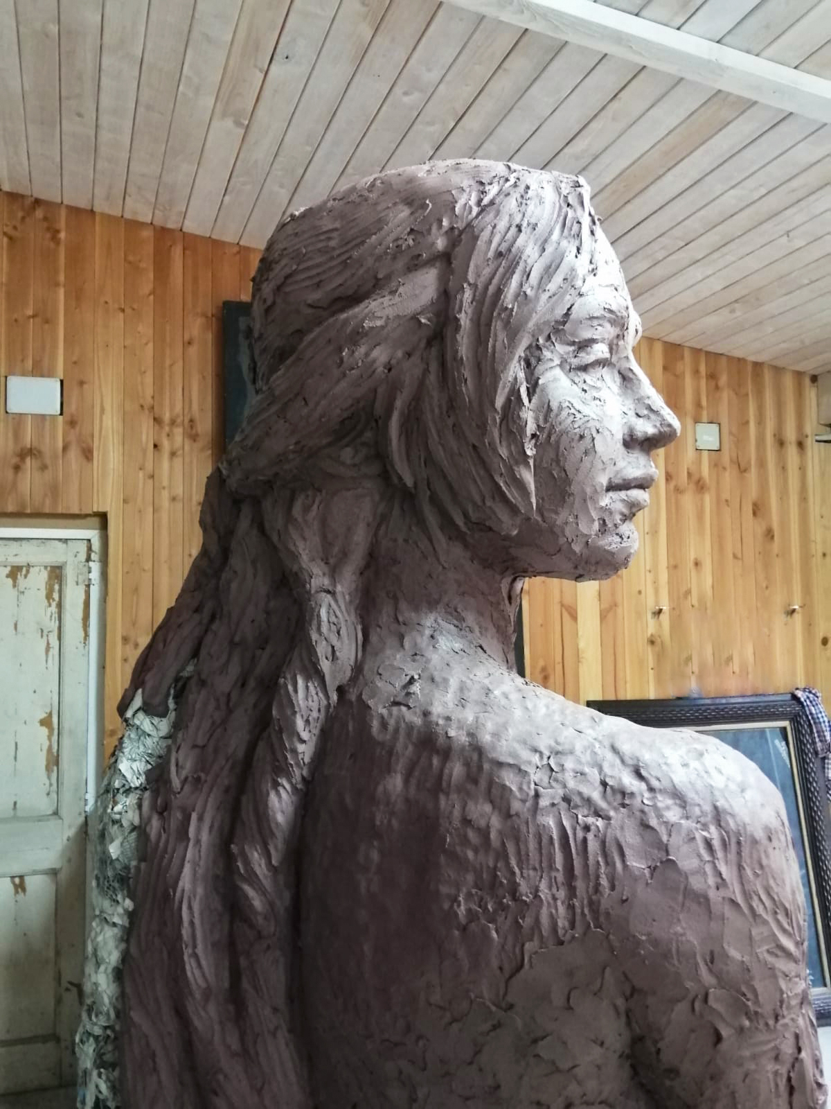 Es va omplint d'argila per sobre l'estructura de ferro, tela de galliner i paper
