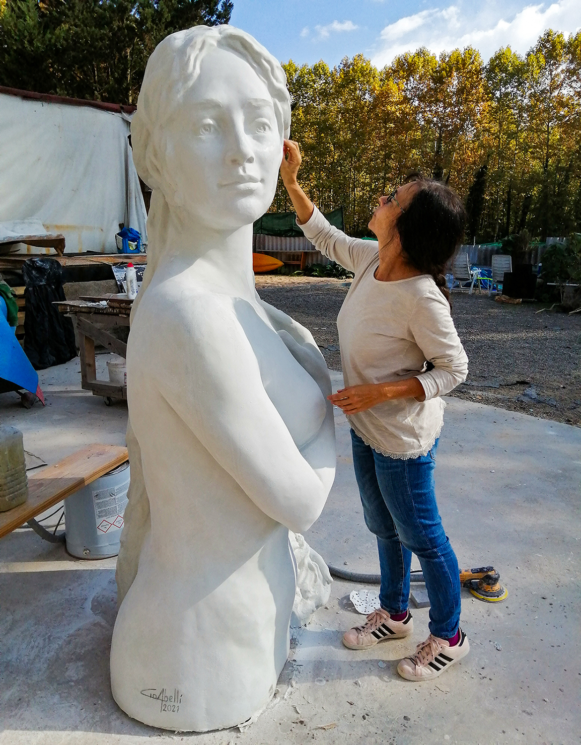 L'escultura en resina i pols de marbre, recent sortida del motlle