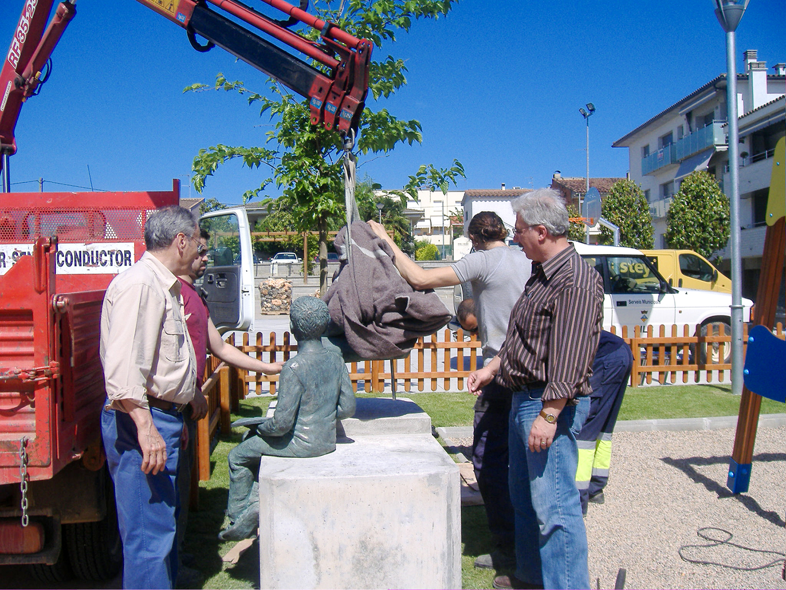 Col·locant l'escultura al seu lloc final