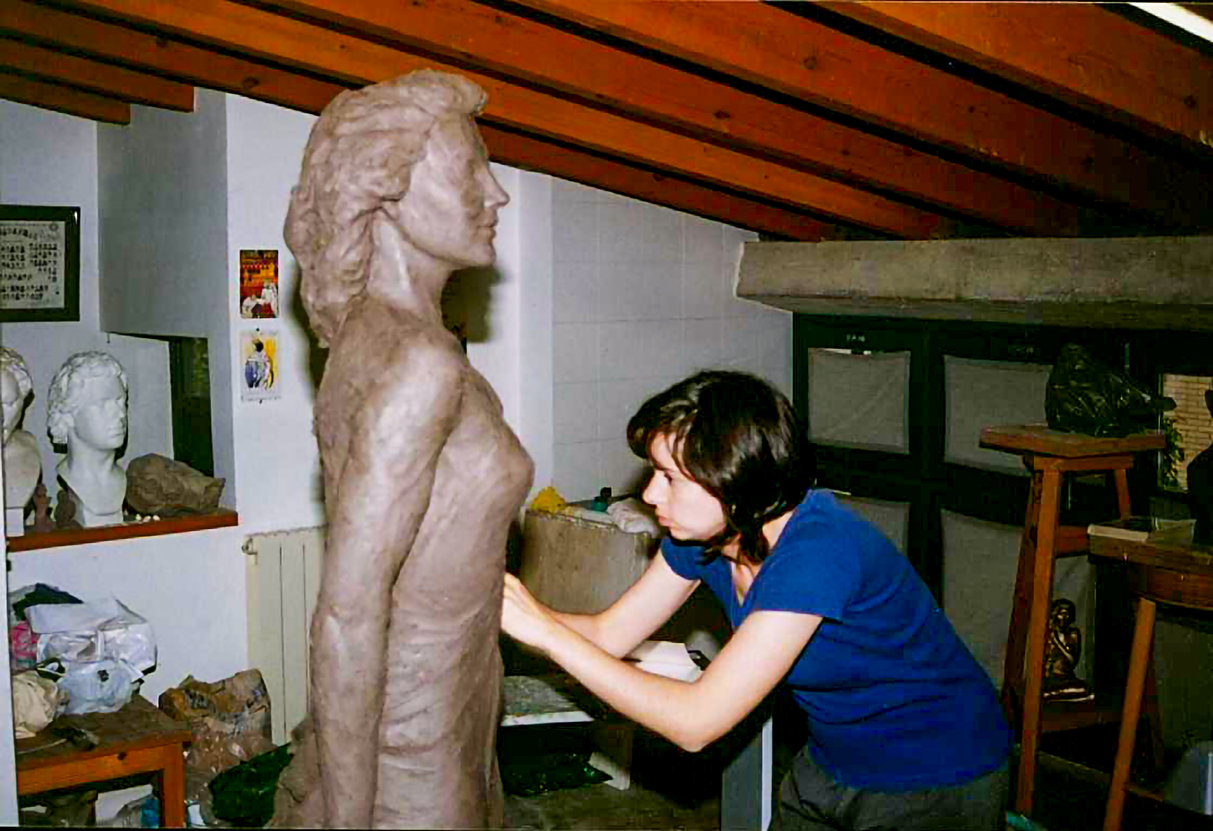 Ció al taller de Fornells l'any 1998 modelant en argila l'Ava Gardner