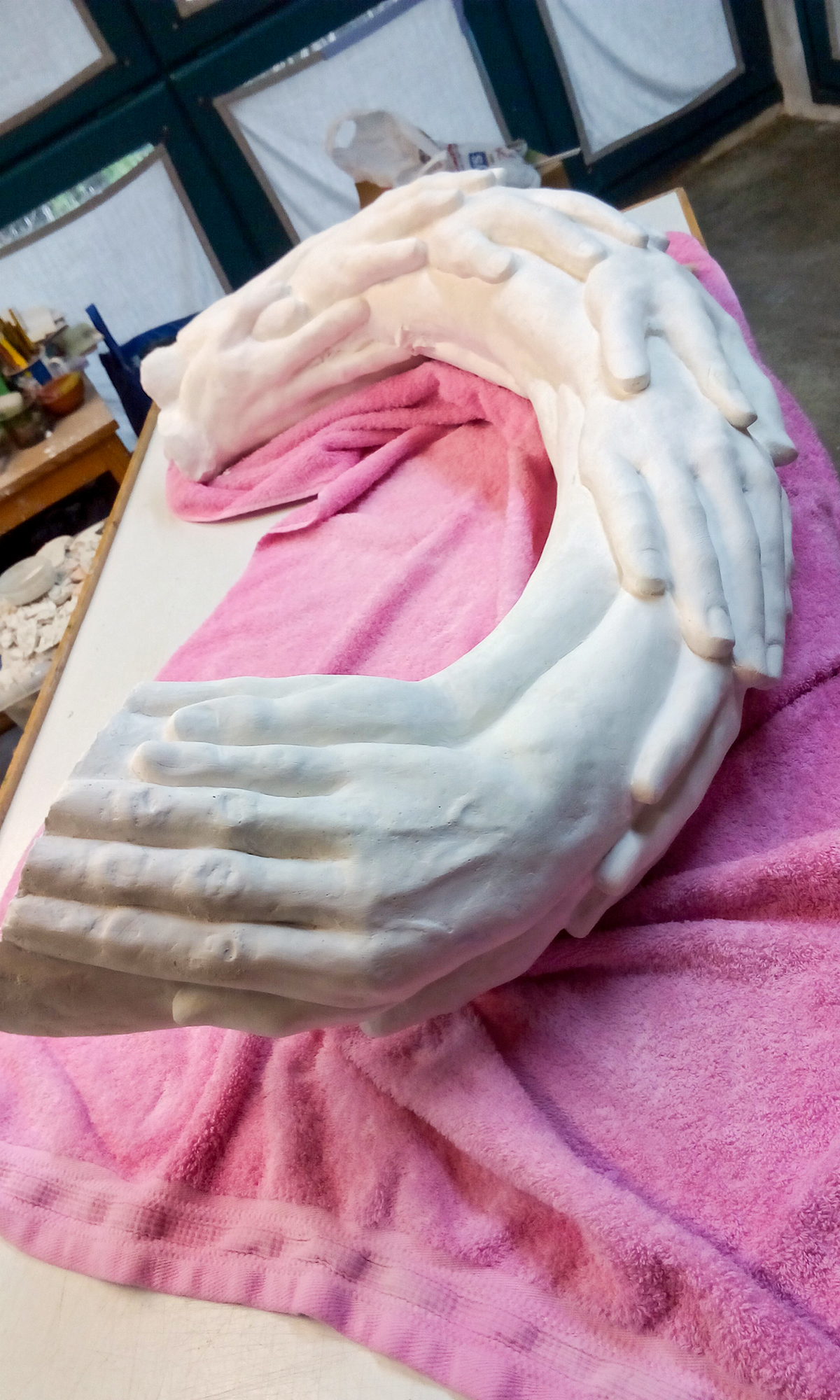 Part de l'escultura en escaiola, recent sortida del motlle