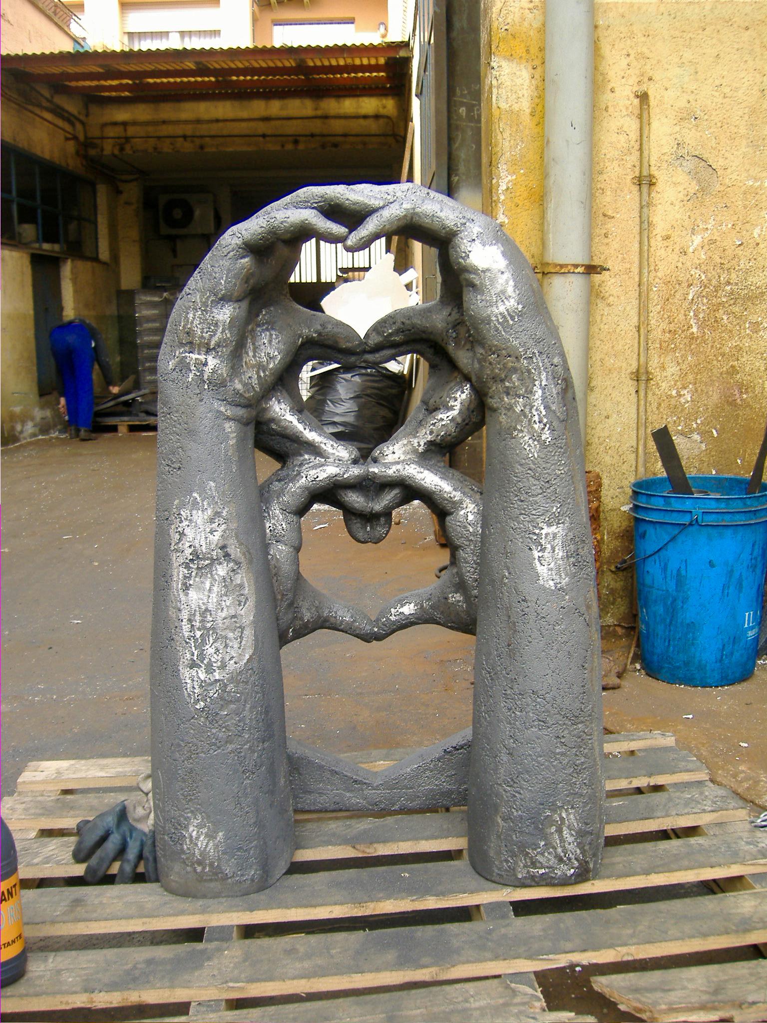 Escultura recent sortida de la fosa