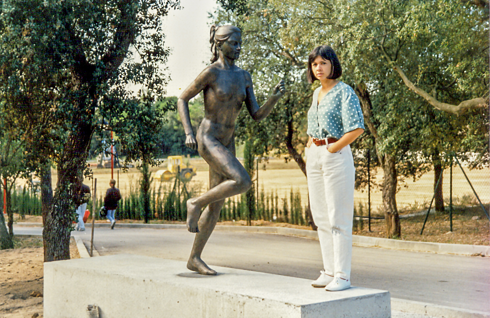 Ció amb l'escultura recent instal·lada