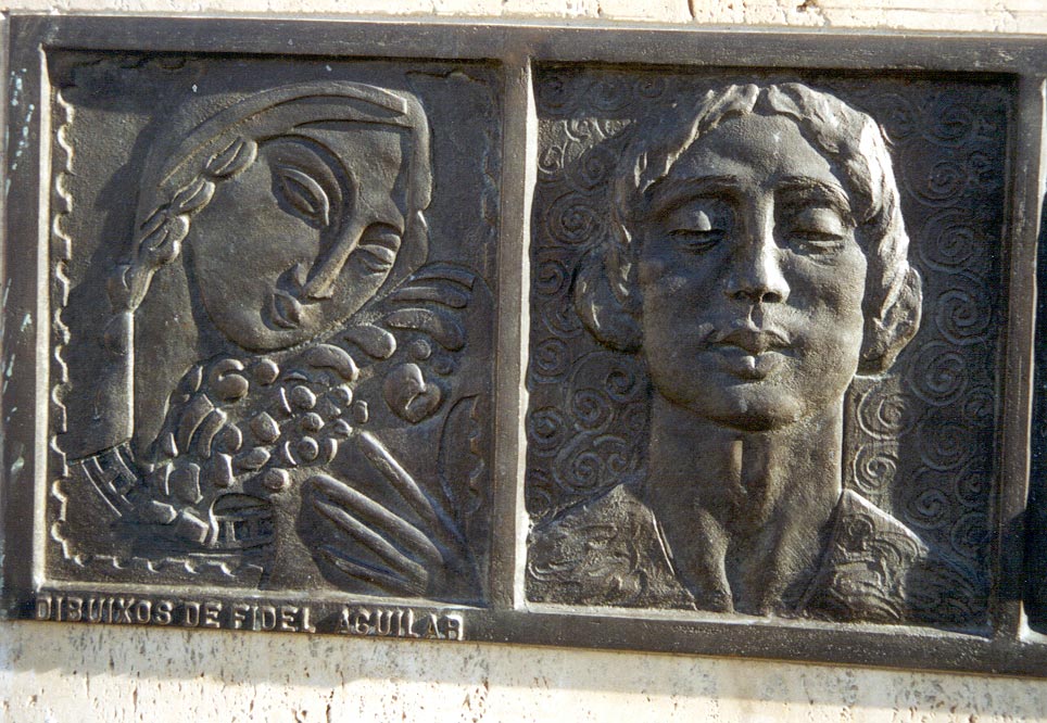 Un dels relleus laterals en bronze