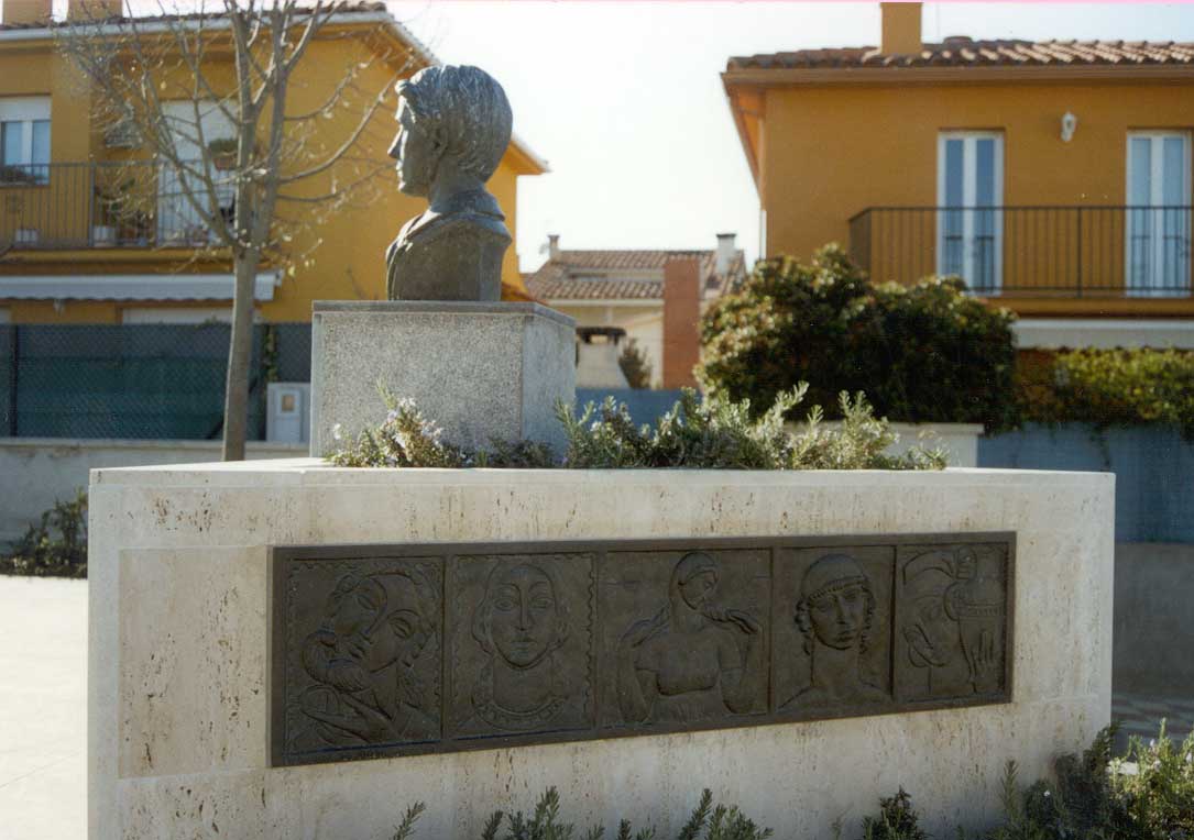 Vista general del monument amb els relleus en bronze